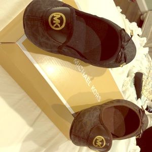 Michael Kors city ballet logo flats.